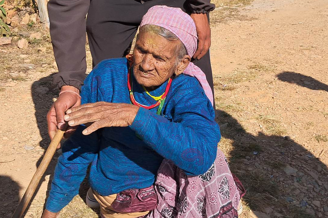 बैतडीमा ९९ बर्षीया वृद्धाद्वारा मतदान 